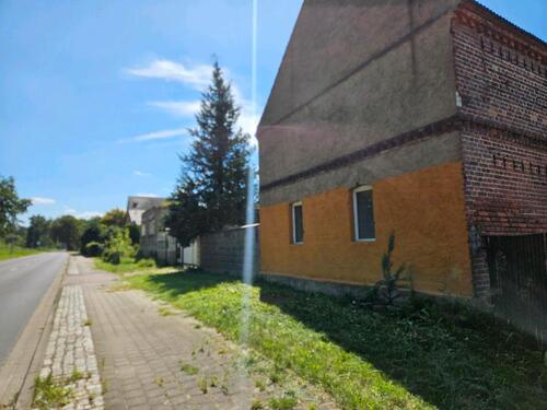 Foto - Grundstück mit einem Haus und zwei großen Nebengebäuden,
