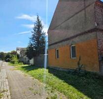 Grundstück mit einem Haus und zwei großen Nebengebäuden, - Guben