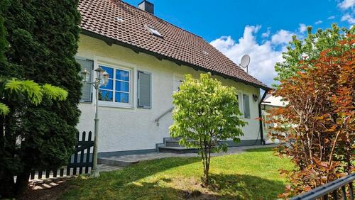 Foto - Schönes Einfamilienhaus mit Pool und Garten