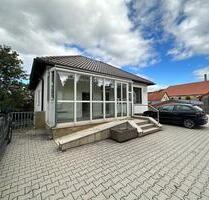 Praxisfreundliches Haus mit großzügigen Stellplätzen im Herzen von Wildenberg! Seniorengerecht!