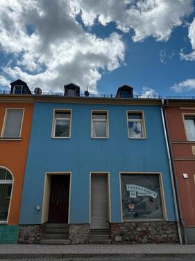 Foto - Einfamilienhaus mit Ladenfläche und NebengebäudeGarage