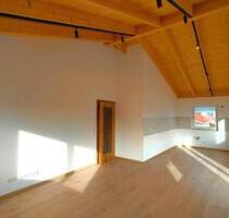 Helle 2-Zimmer-Wohnung mit Sichtdachstuhl & Balkon (Erstbezug) - Tüßling