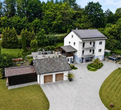 Foto - Ein-Zweifamilienhaus mit PV, 4 Garagen & großer Terrasse