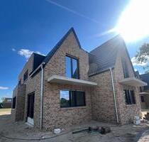 NEUBAU - Erstbezug DH-Hälfte inkl. EBK und PV in Holdorf
