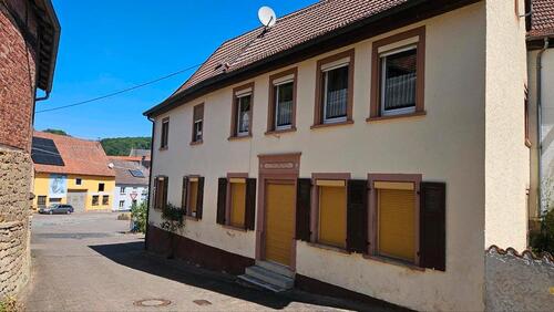 Foto - Bauernhaus mit Scheune und Stallungen