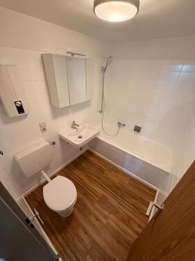 Foto - 2-Zimmer-Wohnung Balkon & EBK – renoviert, Aufzug, optional TG