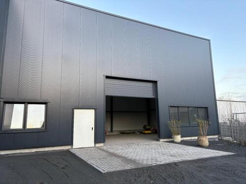 Foto - Halle Lager zuvermieten. Büro und hohes Tor.