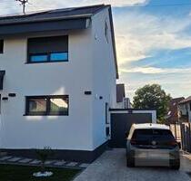 Kernsanierte Doppelhaushälfte in Waiblingen-Neustadt – WP, PV, Ga