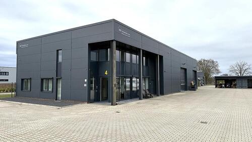 Foto - Moderne Gewerbehalle mit Büro, Klimaanlage und zwei Toren