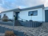 Foto - Freistehender Bungalow mit 2 Garagen von privat zu verkaufen!
