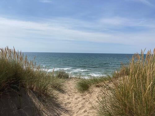 Foto - Großes Herrenhaus oder Ferienanlage mit mehreren Häusern+See