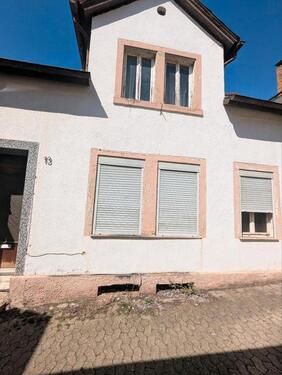 Foto - Sanierungsbedürftiges Reihenmittelhaus mit Hof