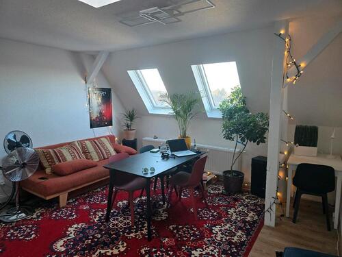 Foto - Helle schöne teilmöblierte 1,5 Zimmer Dachgeschosswohnung