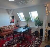 Helle schöne teilmöblierte 1,5 Zimmer Dachgeschosswohnung - Zwickau