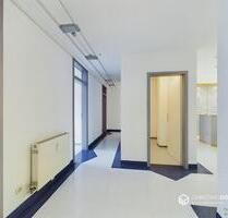 Vielseitig nutzbare Praxisfläche mit 9 Zimmern – teilmöbliert und bezugsbereit - Nittendorf