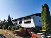 Foto - Freistehendes Einfamilienhaus mit Garage und Nebengebäude