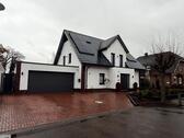 Foto - Modernes Einfamilienhaus mit Doppelgarage und Wintergarten