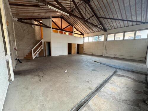 Foto - Werkhalle mit Lager- und Büroflächen