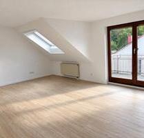 Helle 3,5-Zimmer-DG-Wohnung mit Balkon, EBK, Garage & Stellplatz - Sulz am Neckar