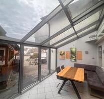 Großzügige 3-Zimmer-Erdgeschosswohnung mit Wintergarten, Garte - Dürrwangen