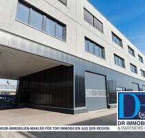 Moderne Gewerbehalle mit Hebebühne und zwei Rolltoren im Gewerbegebiet Weiherfeld in Ingolstadt-Süd
