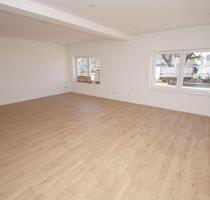 großzügige 3-Zimmer-Wohnung, große Küche, Wanne, Dusche, 35 m² großes Wohnzimmer, Hobbyraum - Schkopau