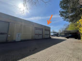 Foto - Lagerfläche mit Hochempore und Rolltor in autobahnnahem Gewerbegebiet Gutenbergring