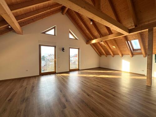 Foto - Exklusive Wohnung mit sichtbaren Holzbalken und Innentreppe