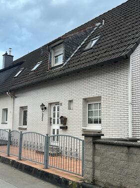 Foto - HAUS MIT GARTEN & GARAGE - 1.200,00&nbsp;EUR Kaltmiete, ca.&nbsp; 145,00&nbsp;m&sup2;