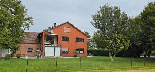 Foto - Großes Mehrfamilienhaus mit KFZ- Werkstatt