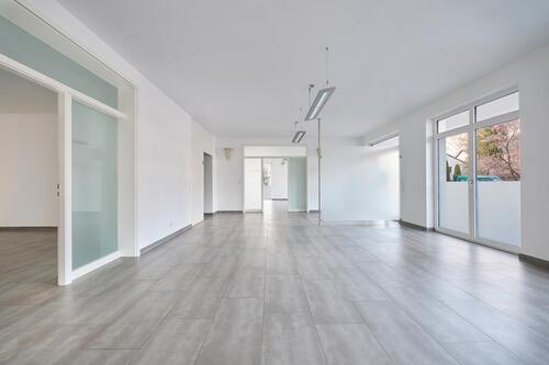 Foto - Vielfältig als Büro, Praxis, Physio usw. nutzbare Gewerbefläche im EG. Neuwertig und modern.