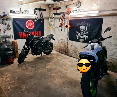 Foto - Stellplatz für Motorrad in einer geschlossenen Garage