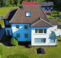 Zweifamilienwohnhaus mit zwei Garagen auf 899qm Grund - Weidhausen bei Coburg