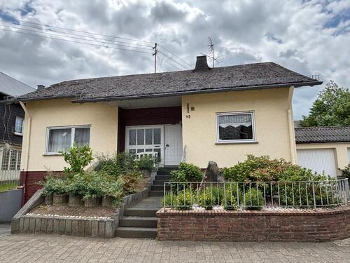 Foto - Haus mit Doppelgarage - 185.000,00&nbsp;EUR Kaufpreis, ca.&nbsp; 170,00&nbsp;m&sup2;