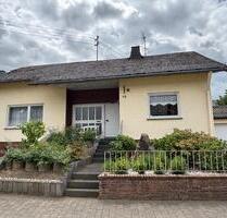 Haus mit Doppelgarage - 185.000,00&nbsp;EUR Kaufpreis, ca.&nbsp; 170,00&nbsp;m&sup2; in Kastellaun (PLZ: 56288)