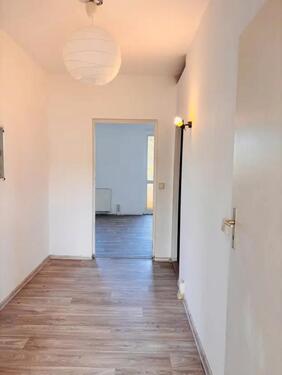 Foto - Großzügige 4-Zimmer-Wohnung mit 2 Balkonen in Suhl – selbst renovieren & dauerhaft sparen