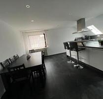 Moderne Wohnung mit Dachgeschoss, Balkon, Terrasse und Garten - Wimsheim