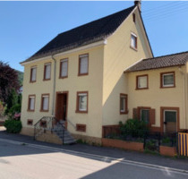 Freistehendes Zweifamilienhaus in Schönau mit großem Potenzial
