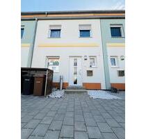 Reihenmittelhaus mit 2 Garagen und Stellplatz in Adelsdorf