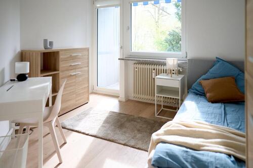 Foto - Sofort bezugsbereit!!! Helles WG-Zimmer MIT BALKON 