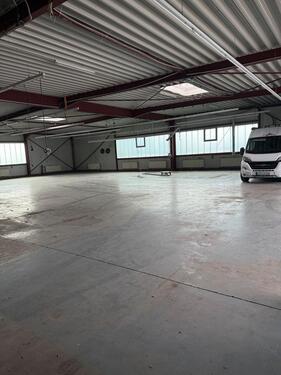 Foto - Produktionshalle Logistikfläche mit Industriestromanschluss