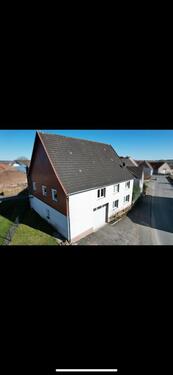 Foto - Geräumiges Einfamilienhaus mit Garten und Garage in Natzungen