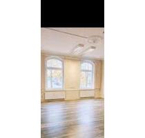 HeideGeschäftsräume direkt mit Marktblick zu vermieten