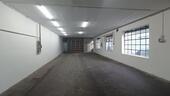Foto - Lagerfläche mit Büroraum, WC und Rolltor – ideal für Gewerbe