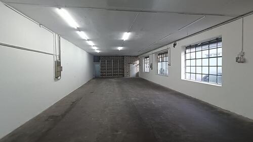 Foto - Lagerfläche mit Büroraum, WC und Rolltor – ideal für Gewerbe