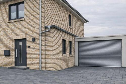 Foto - Haushälfte mit großer Garage und Garten