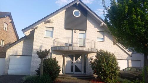 Foto - Exklusives freistehendes Haus mit 2 Garagen in ruhiger Lage