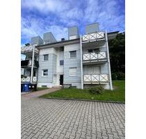 Absolute Gelegenheit - 3 Raum Erdgeschoßwohnung mit Balkon, Einbauküche, Carport in gefragtem Umfeld - Freiberg
