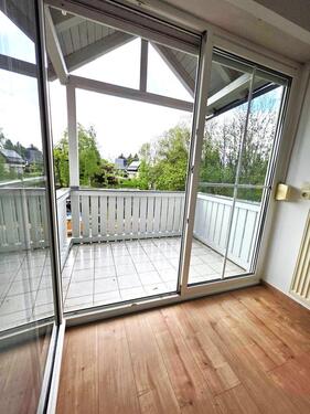 Foto - Sanierte, lichtdurchflutete DG- Wohnung mit Tageslichtwannenbad, Südbalkon, Garage u.v.m.