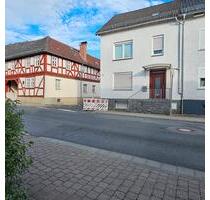 Vielseitiges Wohnhaus mit Nebengebäude in Ehringshausen | provisi